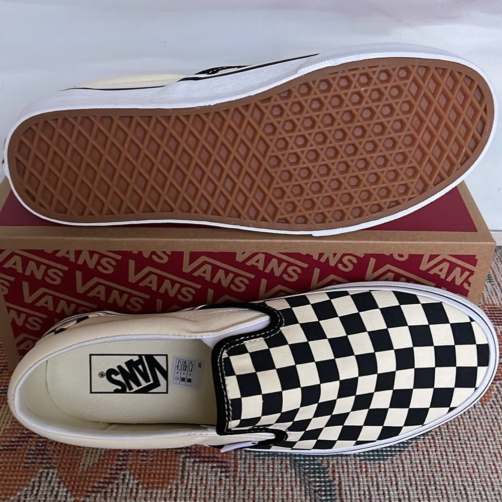 Vans Men’s Classic Slip-On BIk&Whtchckerboard/Wht
VN000EYEBWW
Sneakers - Picture 6 of 16